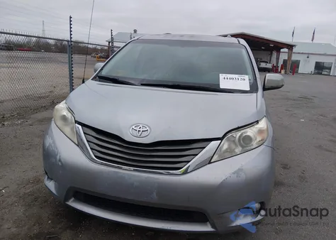 2013 Toyota Sienna Xle V6 8 Passenger z USA, uszkodzony, nr VIN 5TDYK3DC8DS310192